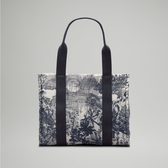 🍋💙 NWT Lululemon Boxy Tote Bag 10L Print Sketch Toile Turtledove Navy/Obsidian - Picture 3 of 16